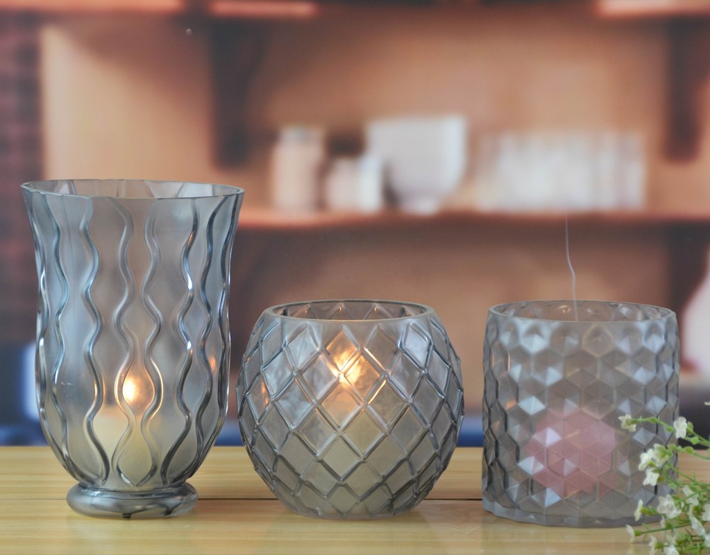 کیفیت 8" Grey Embossed Fence Pattern Glass Candle Holders کارخانه