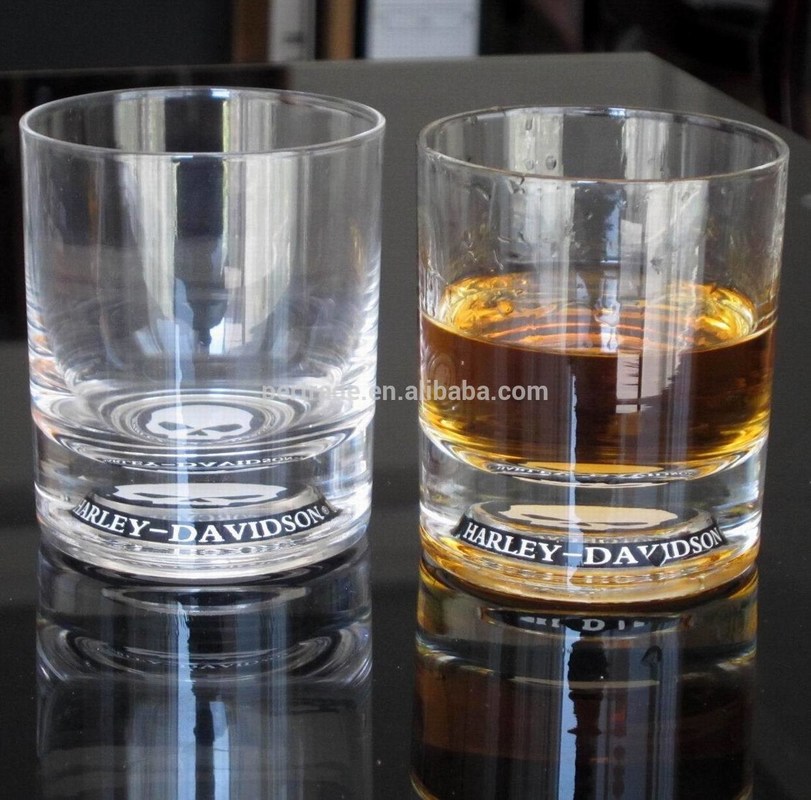 کیفیت Logo Debossed Bottom Whiskey Tumbler Glass , Crystal Scotch Glasses For Brands Gift کارخانه