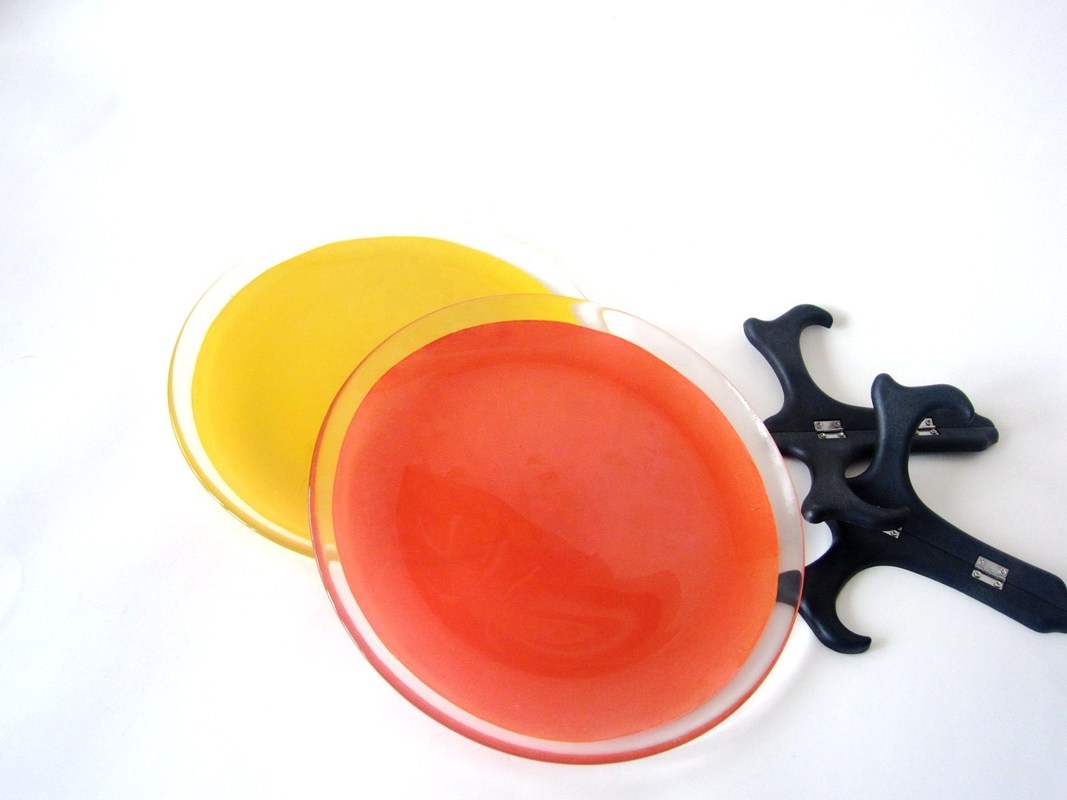 کیفیت 10 Inch Transparent Edge Tinting Color Glass Charger Plates کارخانه