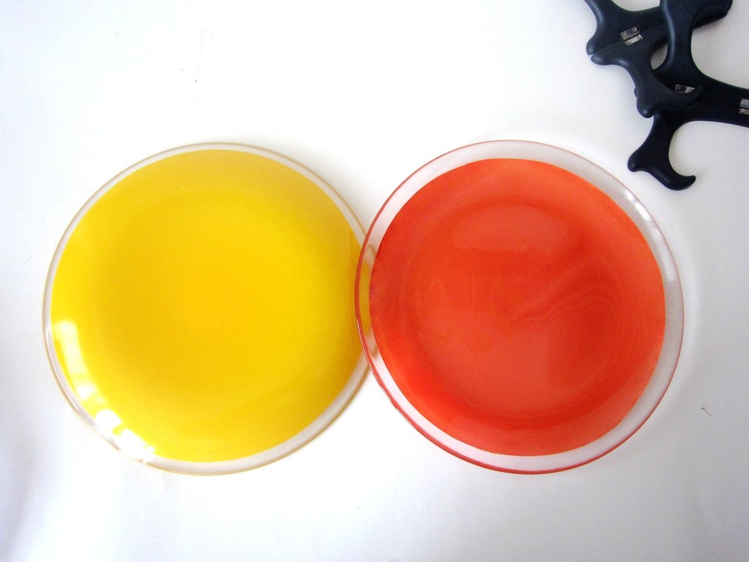 کیفیت 10 Inch Transparent Edge Tinting Color Glass Charger Plates کارخانه