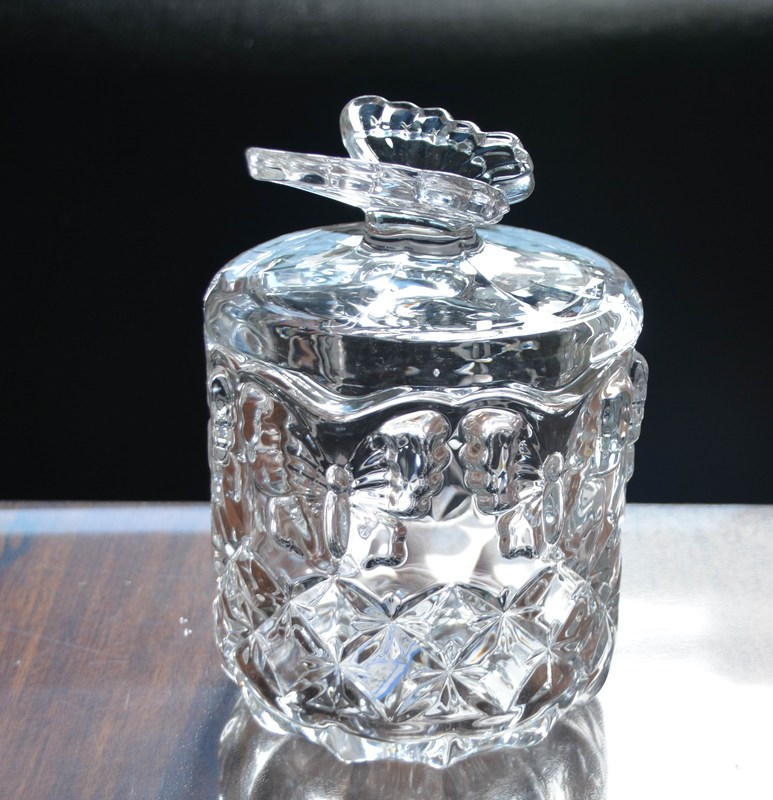 کیفیت Butterfly Embossed Creative Crystal Glass Storage Jars کارخانه