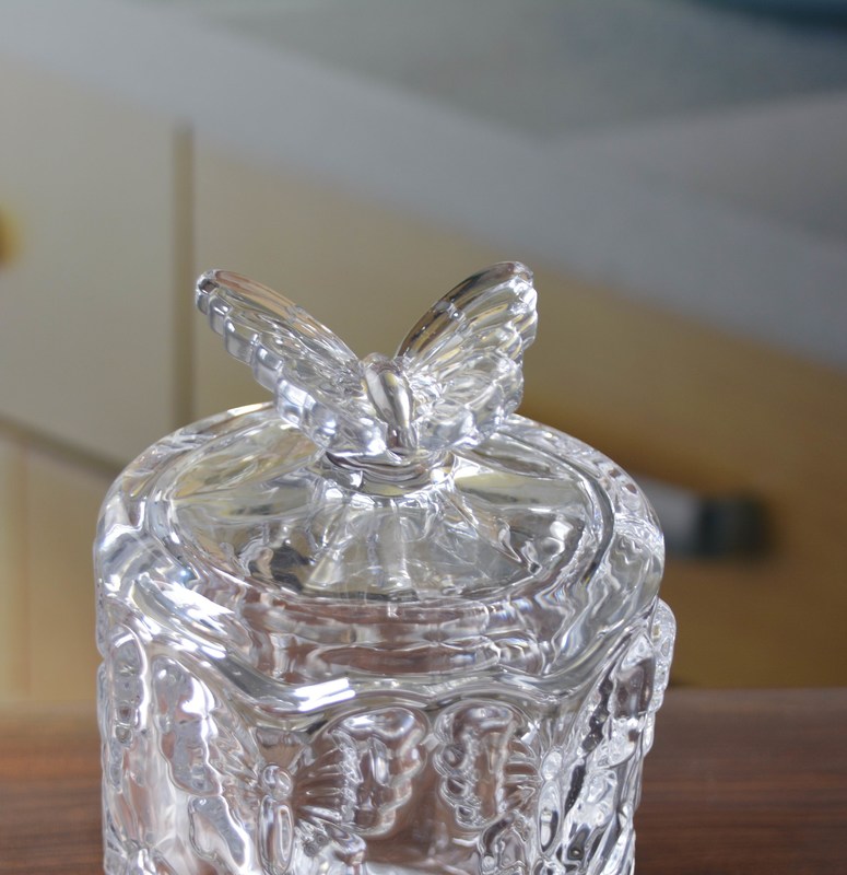 کیفیت Butterfly Embossed Creative Crystal Glass Storage Jars کارخانه