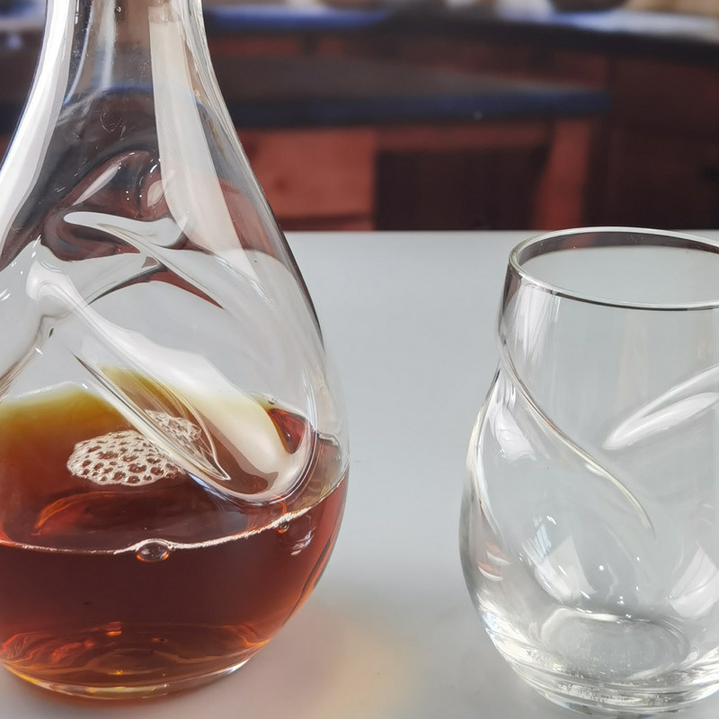 کیفیت 750ml SGS Aerating Crystal Wine Decanter With Twisted Swirling Design کارخانه