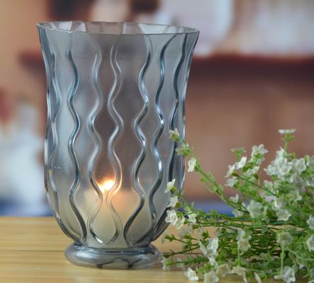 کیفیت 8" Grey Embossed Fence Pattern Glass Candle Holders کارخانه