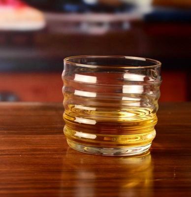 کیفیت Anti Skidding Handmade Whiskey Glass With Wave Pattern کارخانه