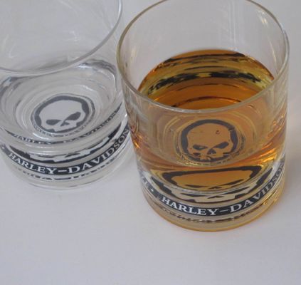 کیفیت Logo Debossed Bottom Whiskey Tumbler Glass , Crystal Scotch Glasses For Brands Gift کارخانه