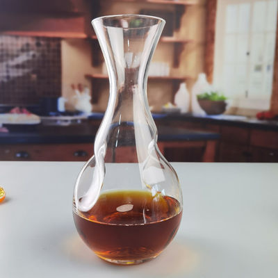 کیفیت 750ml SGS Aerating Crystal Wine Decanter With Twisted Swirling Design کارخانه